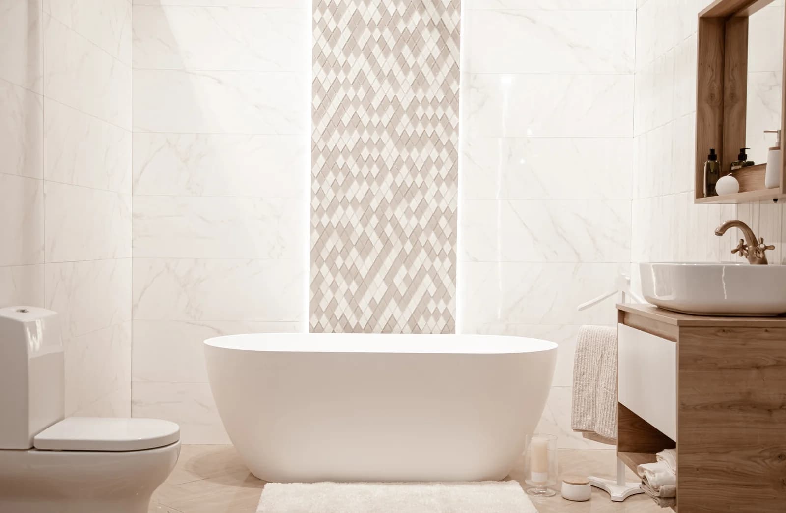 Helles Badezimmer mit freistehender Badewanne, Waschbecken und WC